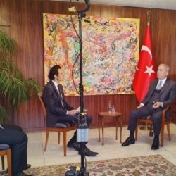 Hulusi Akar ’a ‘canlı prompter ’