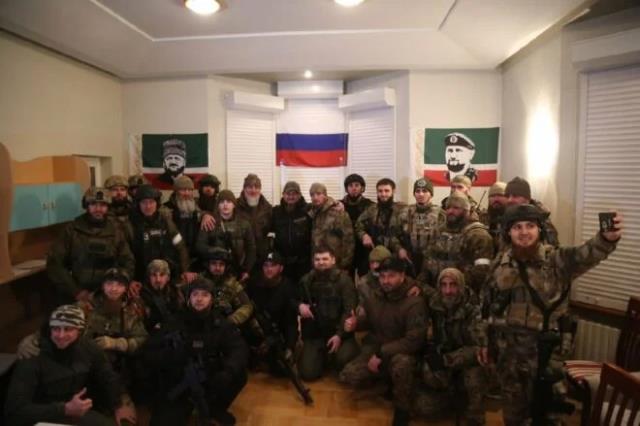 Çeçen lider Kadirov, Ukrayna'ya gitti! Savaşçılarıyla verdiği pozlar dünya basınında gündem oldu